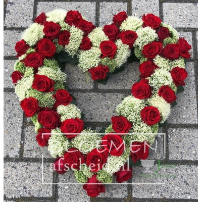 Hartvorm open van rode rozen en trachelium